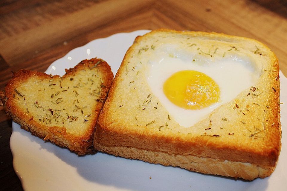 Eier im Toastbrot mit Rosmarin - Butter