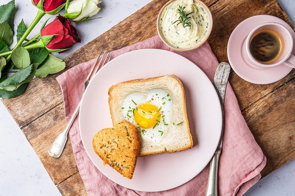 Eier im Toastbrot mit Rosmarin - Butter