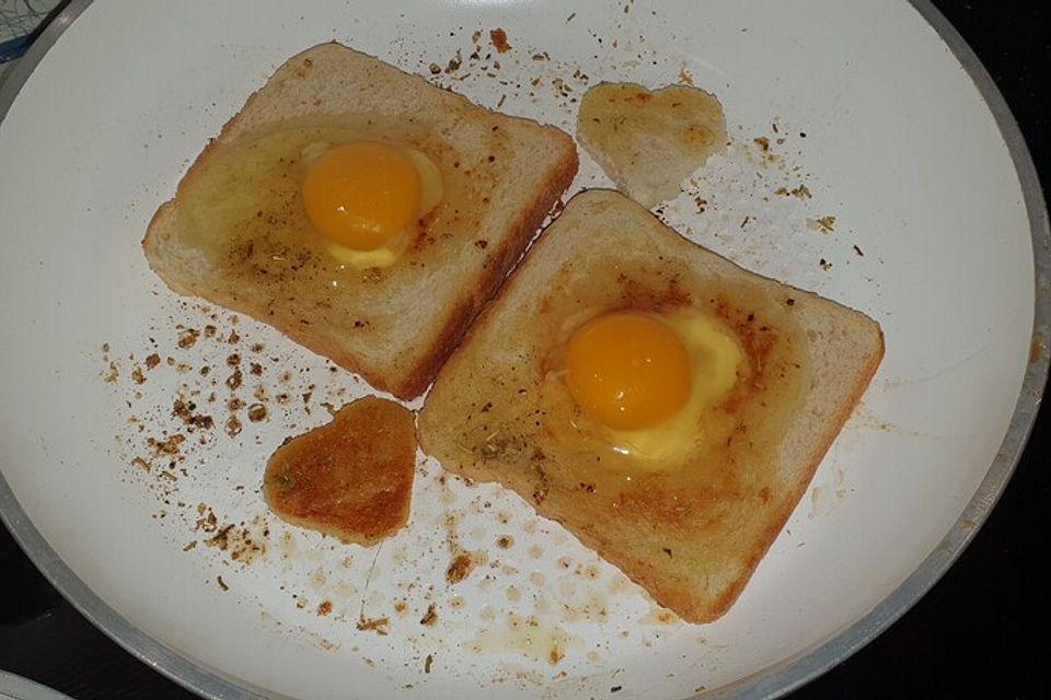 Eier im Toastbrot mit Rosmarin - Butter