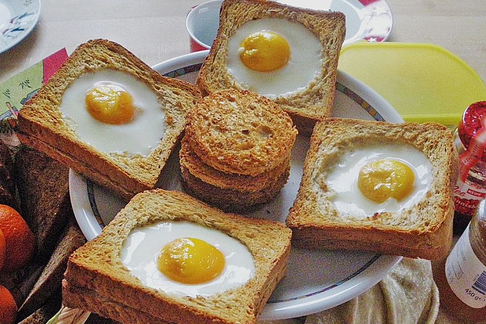 Eier im Toastbrot mit Rosmarin - Butter