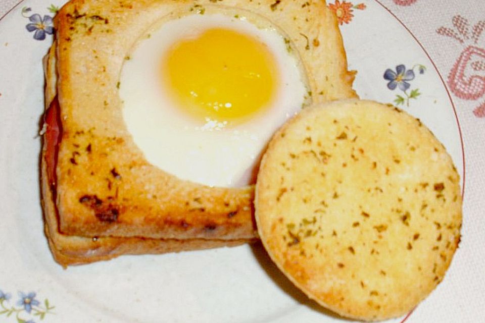 Eier im Toastbrot mit Rosmarin - Butter