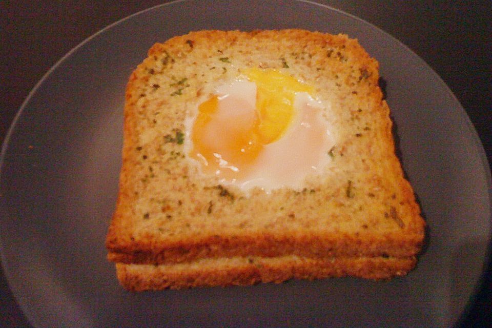 Eier im Toastbrot mit Rosmarin - Butter