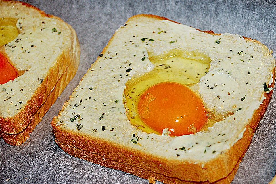 Eier im Toastbrot mit Rosmarin - Butter