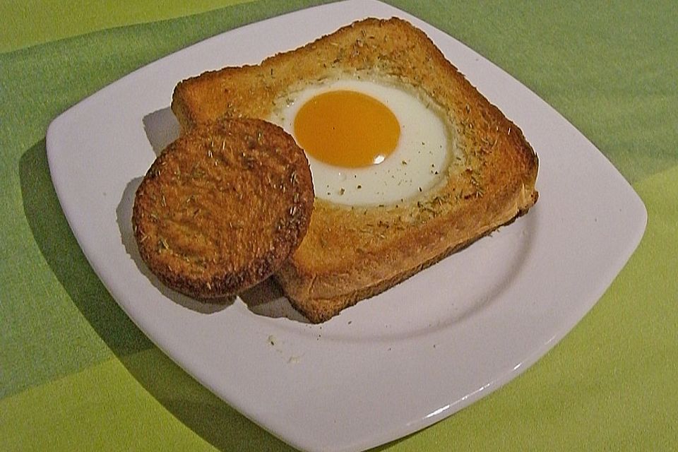 Eier im Toastbrot mit Rosmarin - Butter