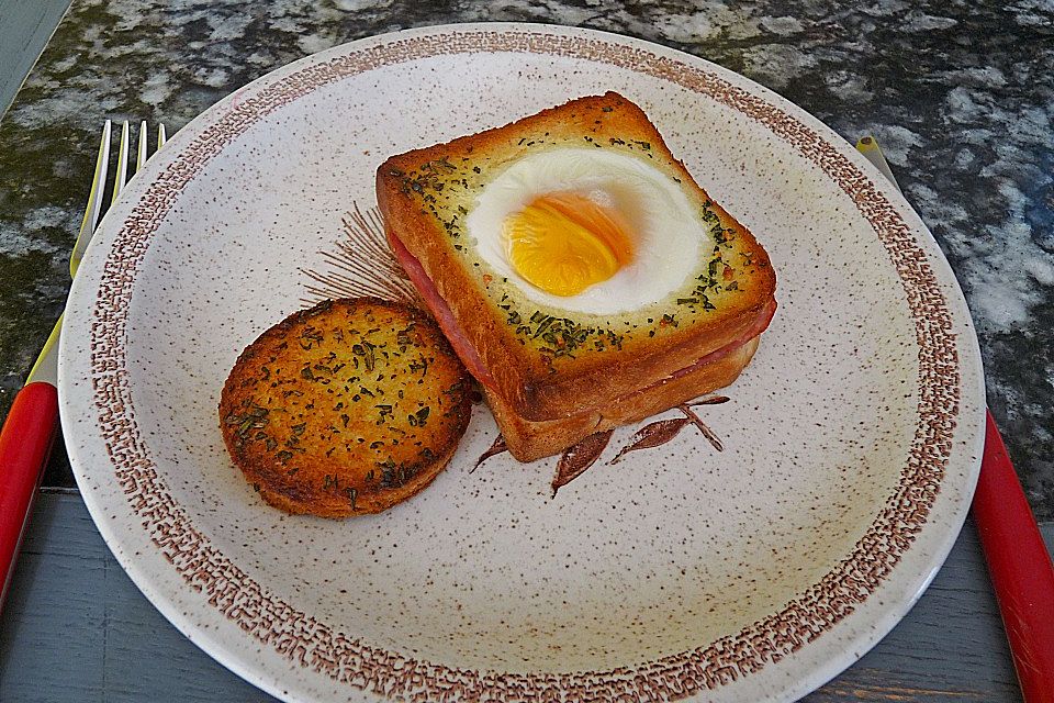 Eier im Toastbrot mit Rosmarin - Butter