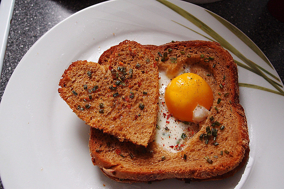 Eier im Toastbrot mit Rosmarin - Butter