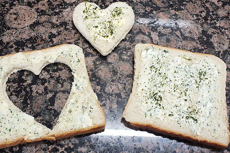 Eier im Toastbrot mit Rosmarin - Butter