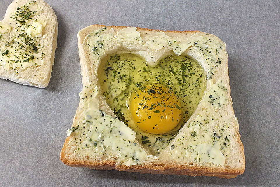 Eier im Toastbrot mit Rosmarin - Butter