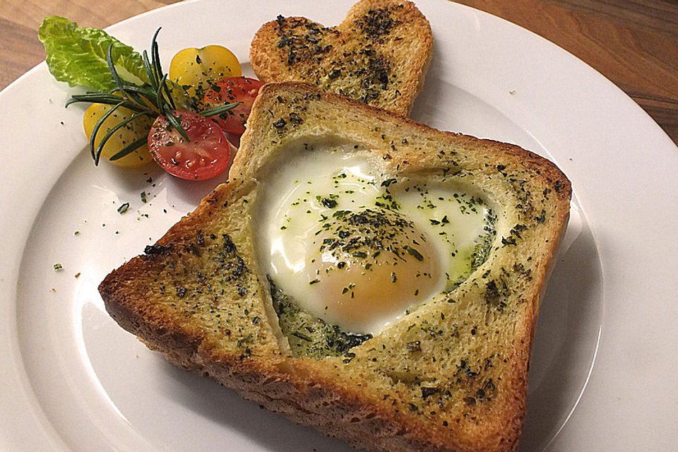 Eier im Toastbrot mit Rosmarin - Butter