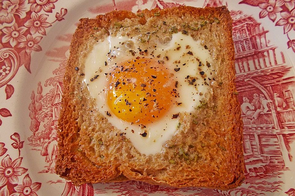 Eier im Toastbrot mit Rosmarin - Butter