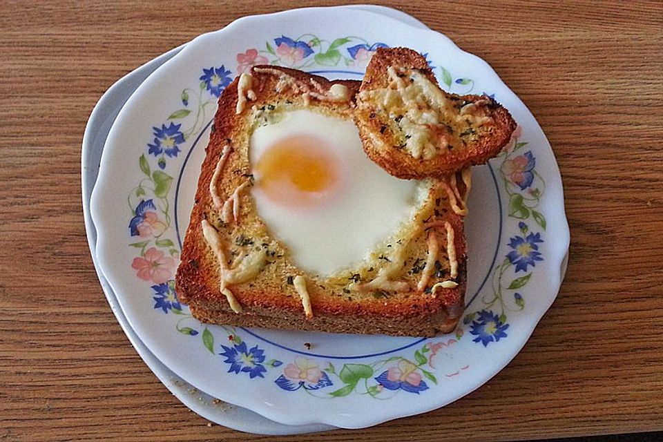 Eier im Toastbrot mit Rosmarin - Butter