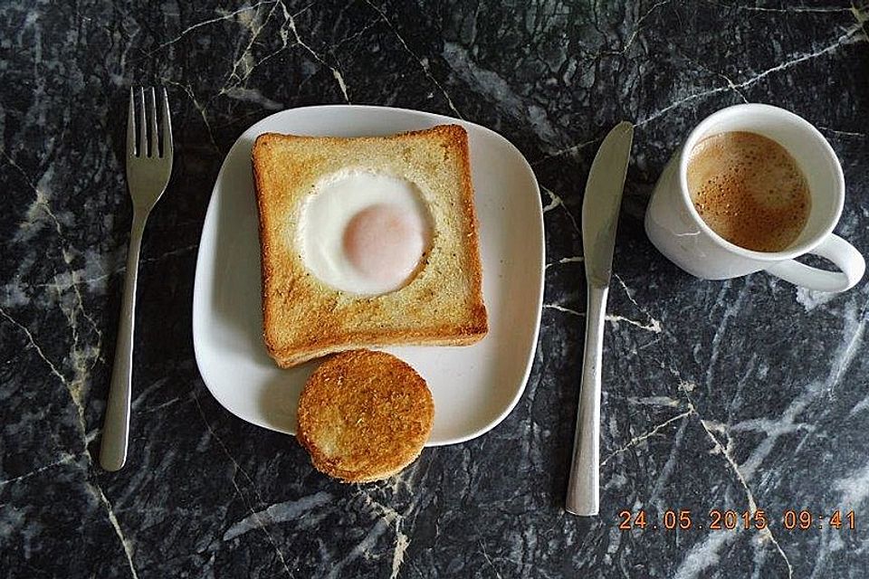 Eier im Toastbrot mit Rosmarin - Butter