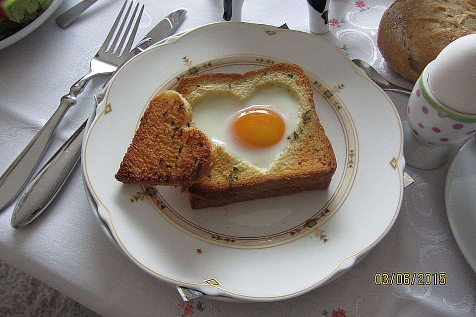 Eier im Toastbrot mit Rosmarin - Butter