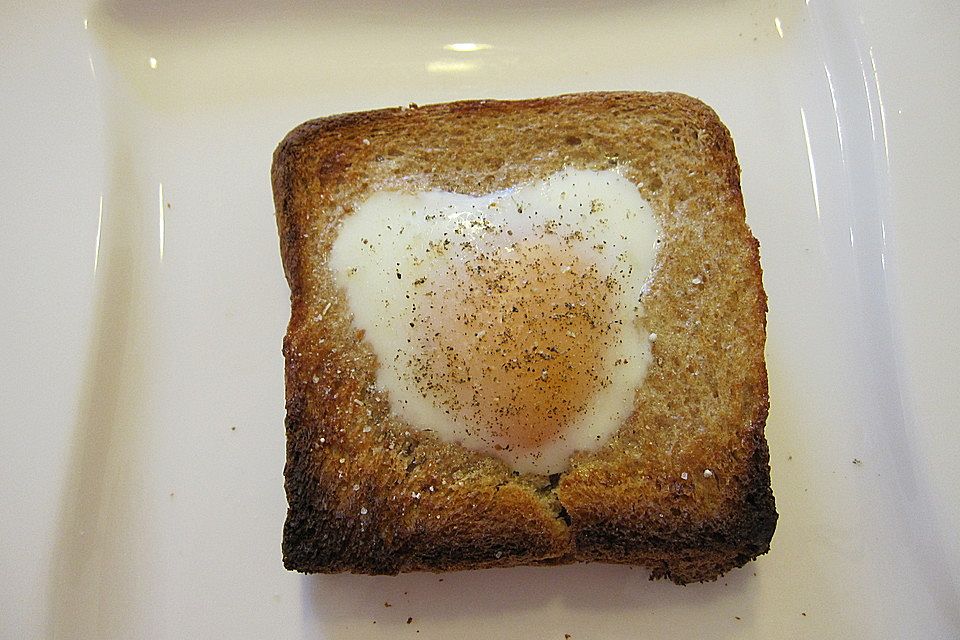 Eier im Toastbrot mit Rosmarin - Butter