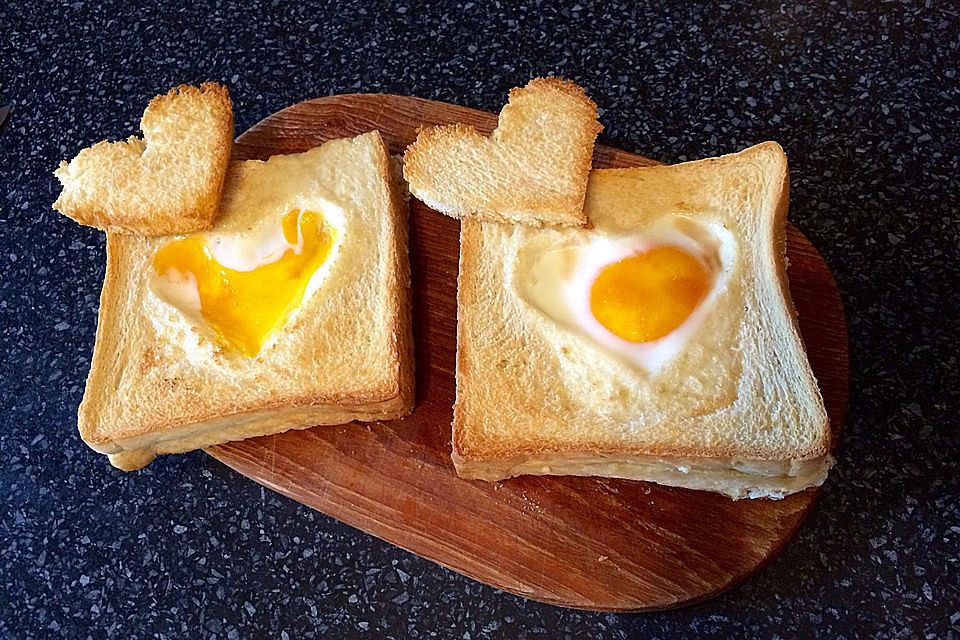 Eier im Toastbrot mit Rosmarin - Butter