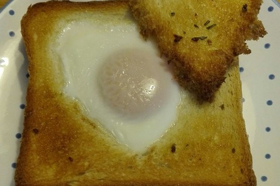 Eier im Toastbrot mit Rosmarin - Butter