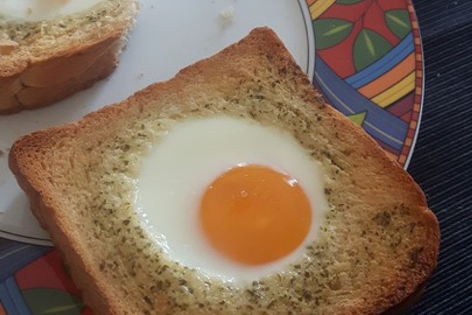 Eier im Toastbrot mit Rosmarin - Butter