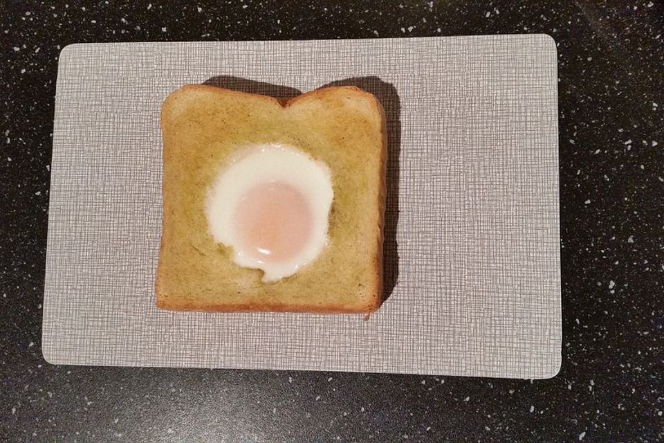 Eier im Toastbrot mit Rosmarin - Butter