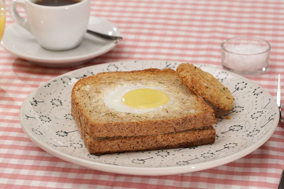 Eier im Toastbrot mit Rosmarin - Butter