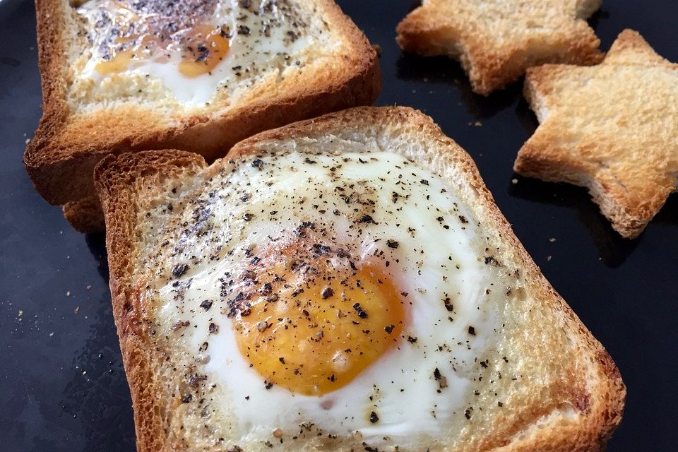 Eier im Toastbrot mit Rosmarin - Butter