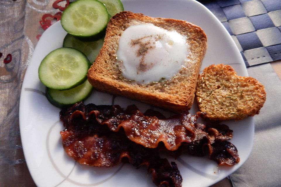 Eier im Toastbrot mit Rosmarin - Butter