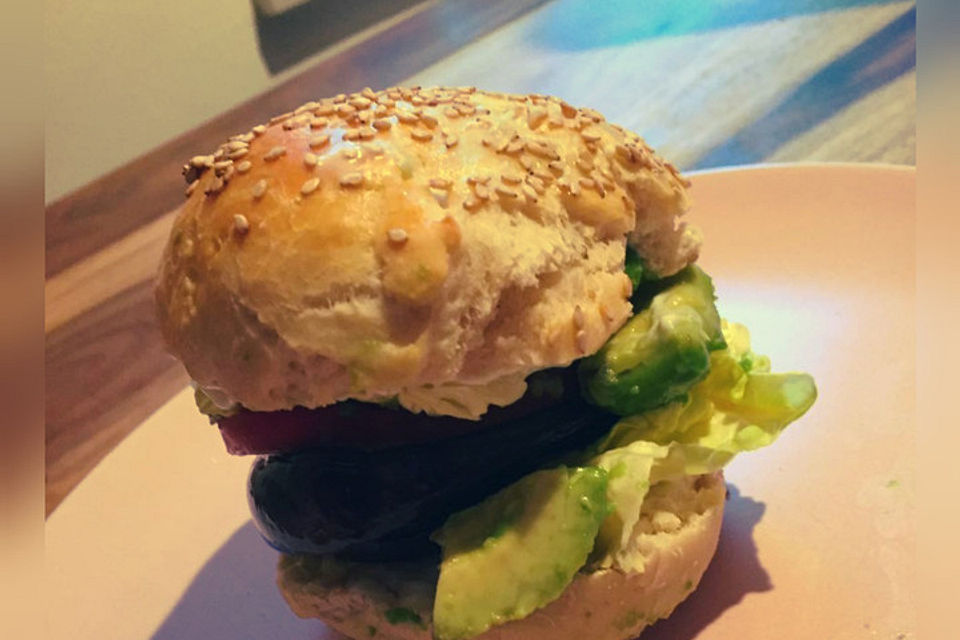 Tomaten-Auberginen-Avocado-Burger