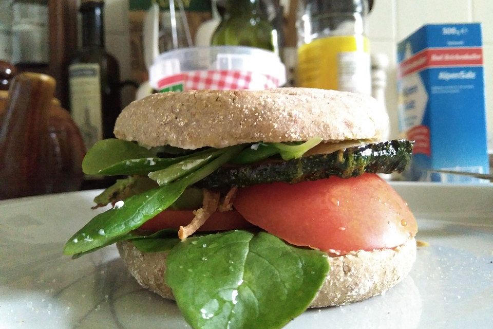 Tomaten-Auberginen-Avocado-Burger