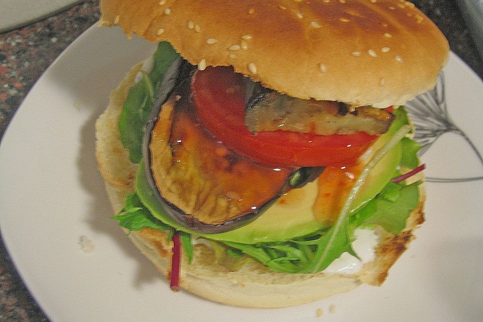 Tomaten-Auberginen-Avocado-Burger