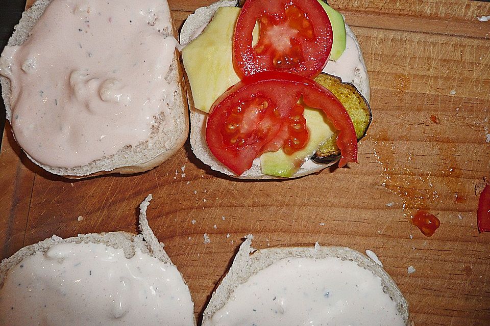 Tomaten-Auberginen-Avocado-Burger