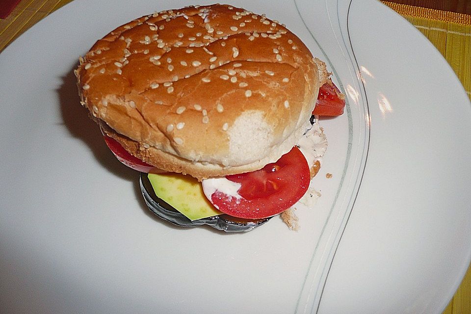 Tomaten-Auberginen-Avocado-Burger