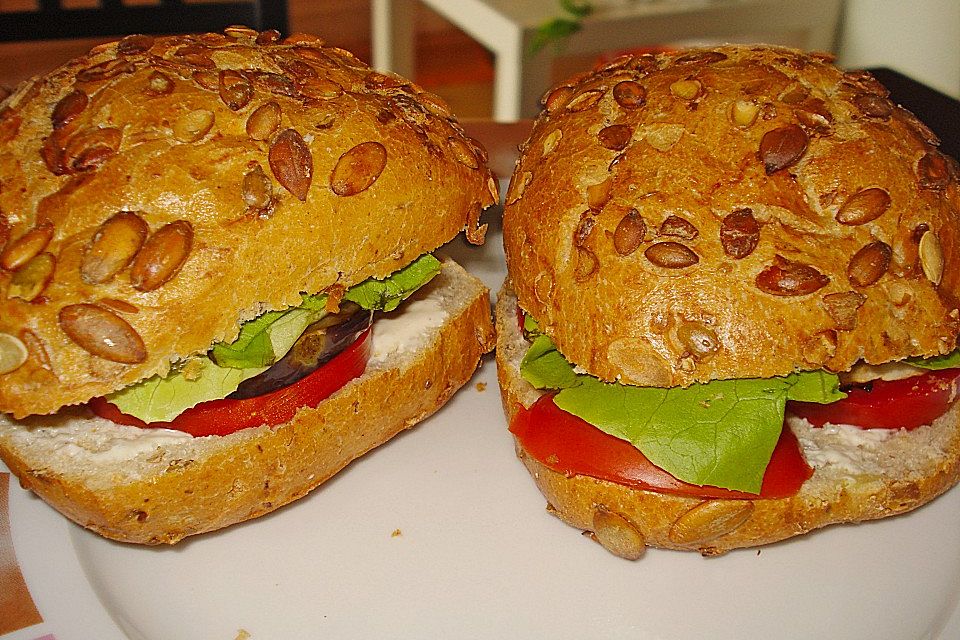 Tomaten-Auberginen-Avocado-Burger