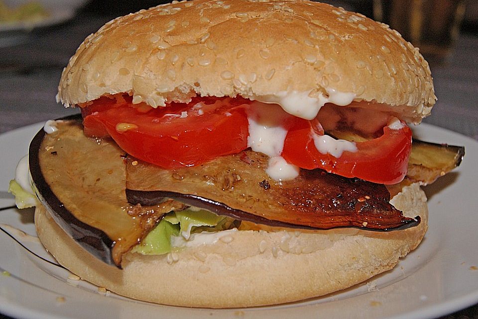 Tomaten-Auberginen-Avocado-Burger