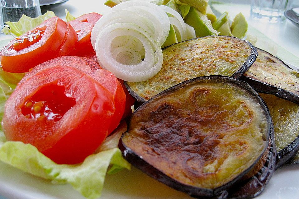 Tomaten-Auberginen-Avocado-Burger