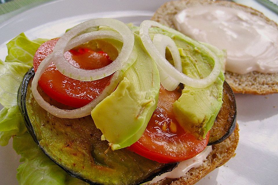 Tomaten-Auberginen-Avocado-Burger