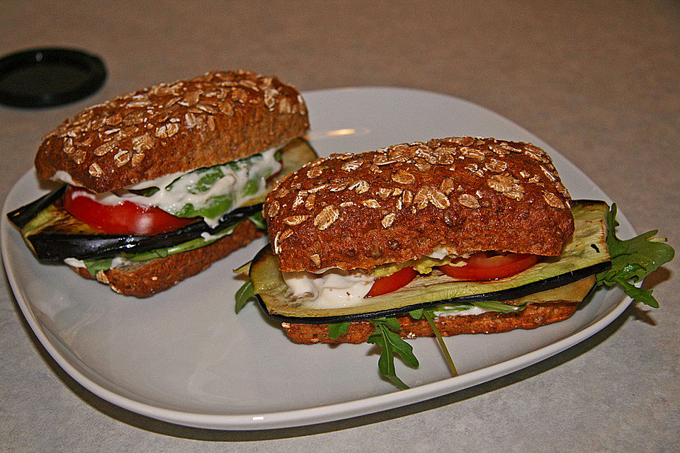 Tomaten-Auberginen-Avocado-Burger