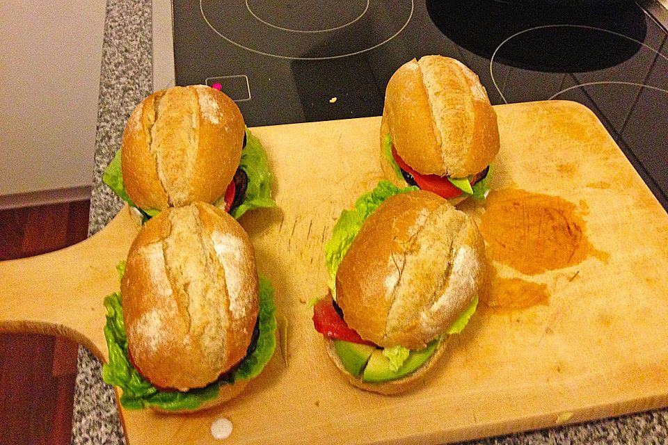 Tomaten-Auberginen-Avocado-Burger