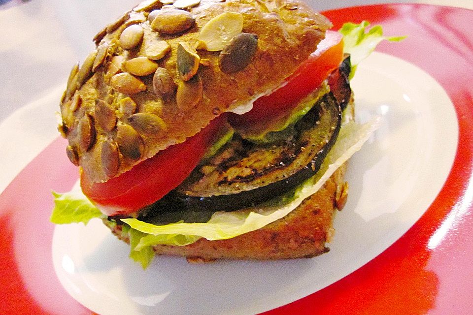 Tomaten-Auberginen-Avocado-Burger