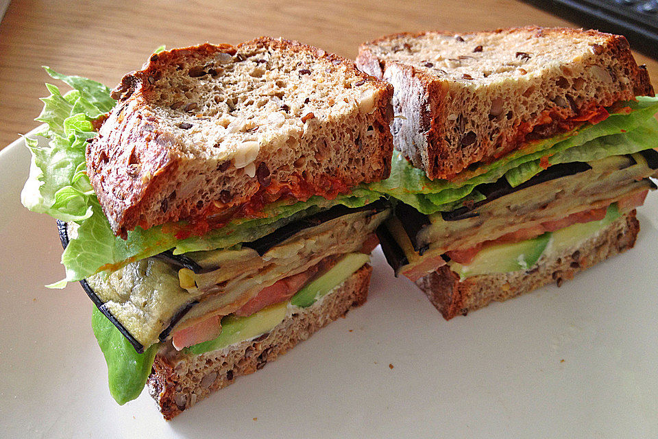 Tomaten-Auberginen-Avocado-Burger