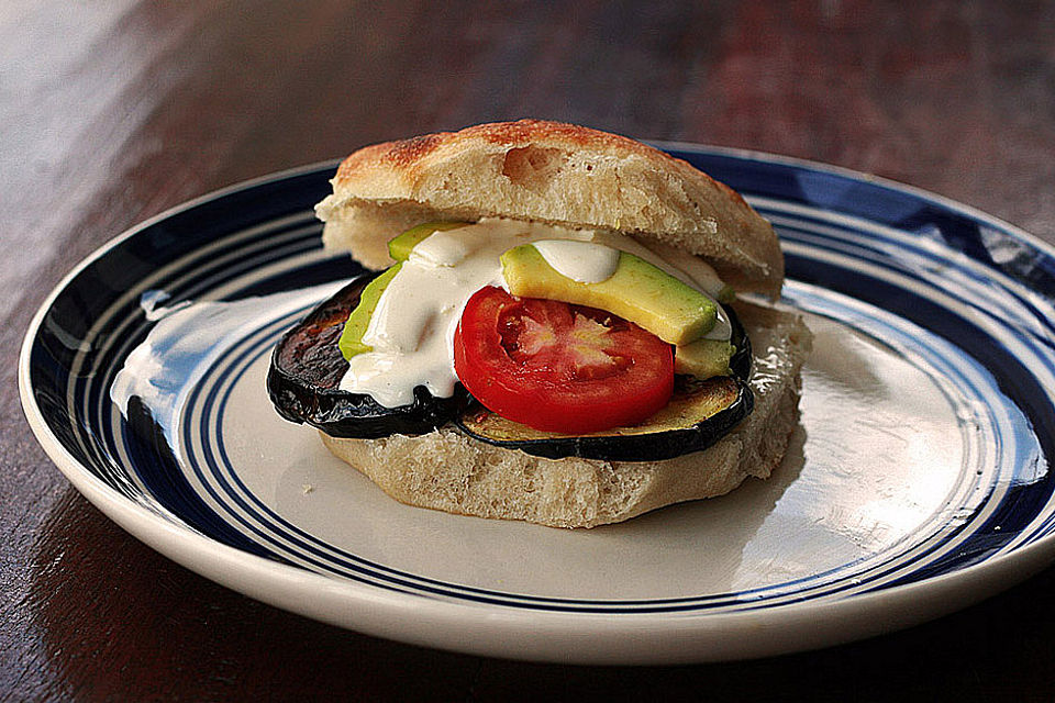 Tomaten-Auberginen-Avocado-Burger