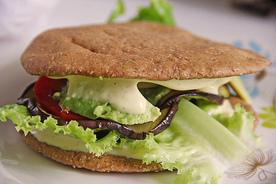 Tomaten-Auberginen-Avocado-Burger