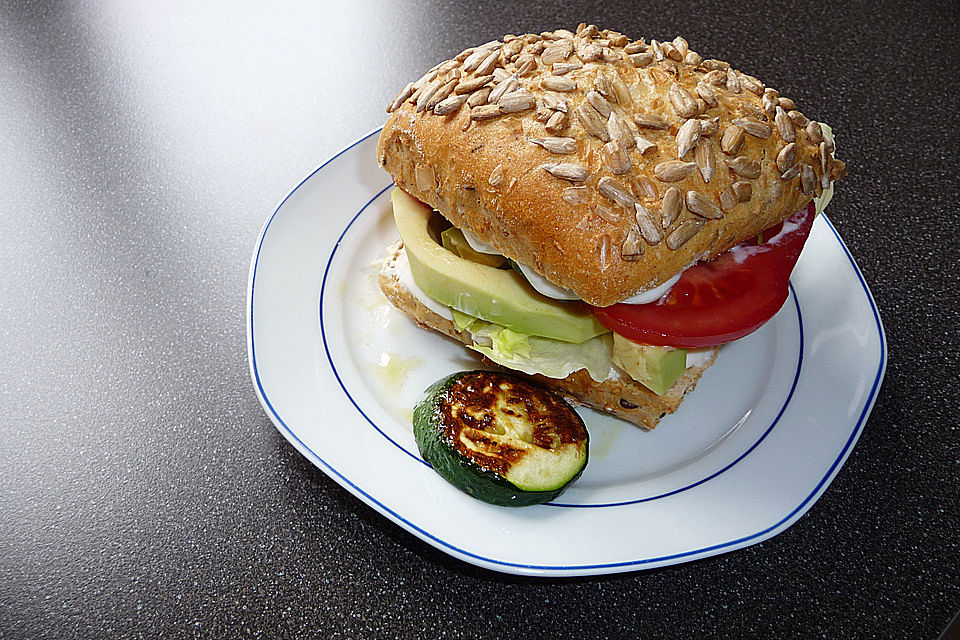 Tomaten-Auberginen-Avocado-Burger