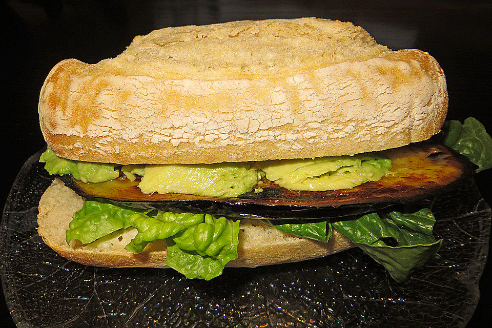 Tomaten-Auberginen-Avocado-Burger