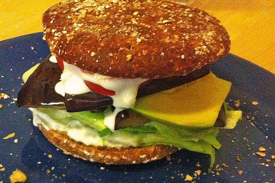 Tomaten-Auberginen-Avocado-Burger