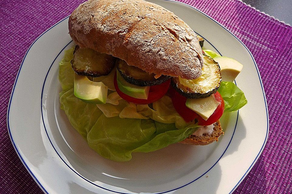 Tomaten-Auberginen-Avocado-Burger