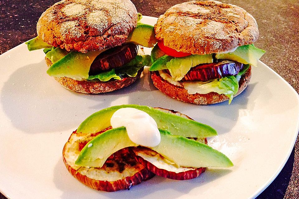 Tomaten-Auberginen-Avocado-Burger