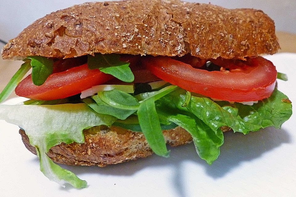 Tomaten-Auberginen-Avocado-Burger