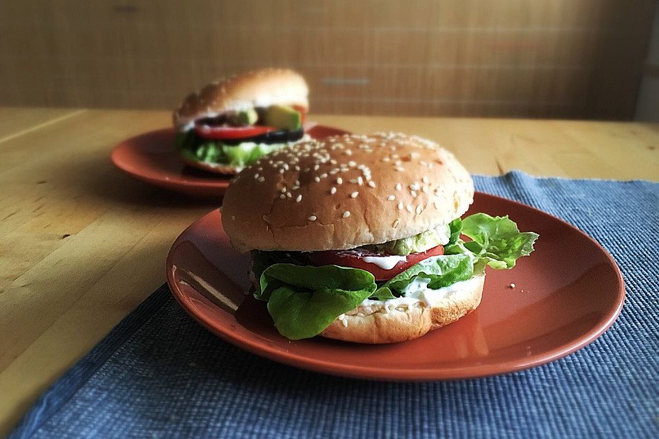 Tomaten-Auberginen-Avocado-Burger