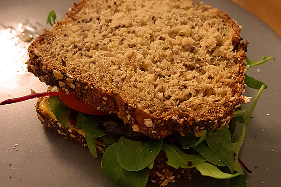 Tomaten-Auberginen-Avocado-Burger