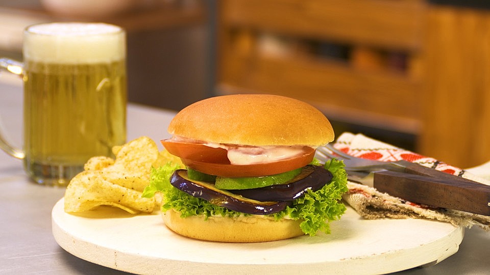 Tomaten-Auberginen-Avocado-Burger