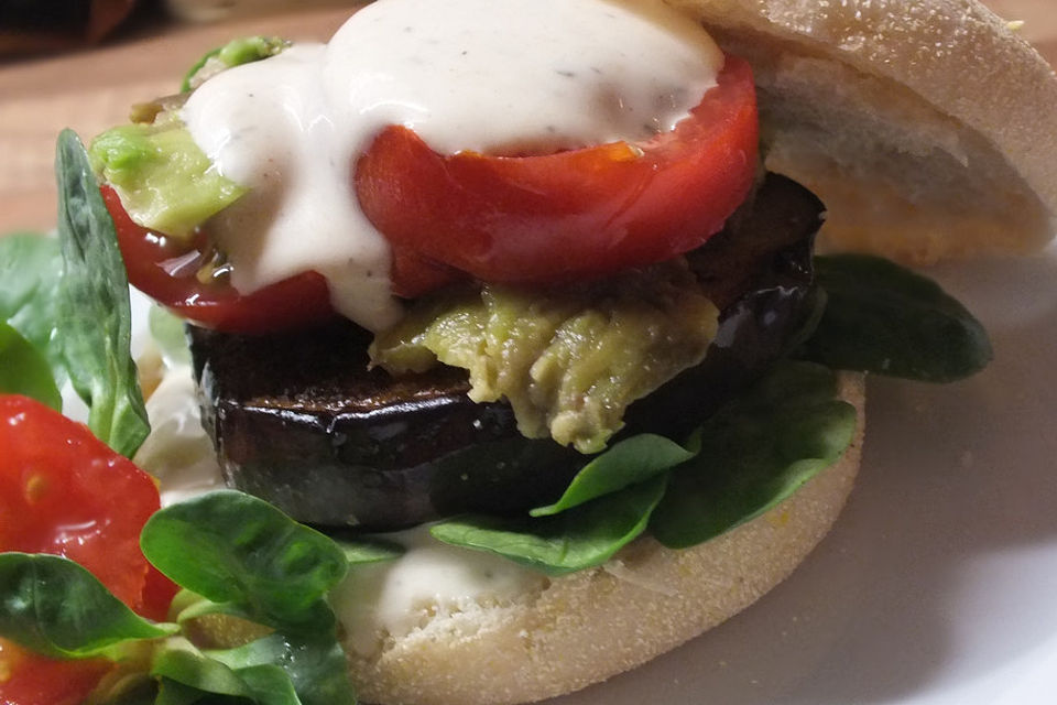 Tomaten-Auberginen-Avocado-Burger